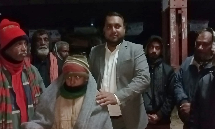 হাড়কাঁপানো শীতে আত্রাইয়ে অসহায়দের পাশে উপজেলা প্রশাসন