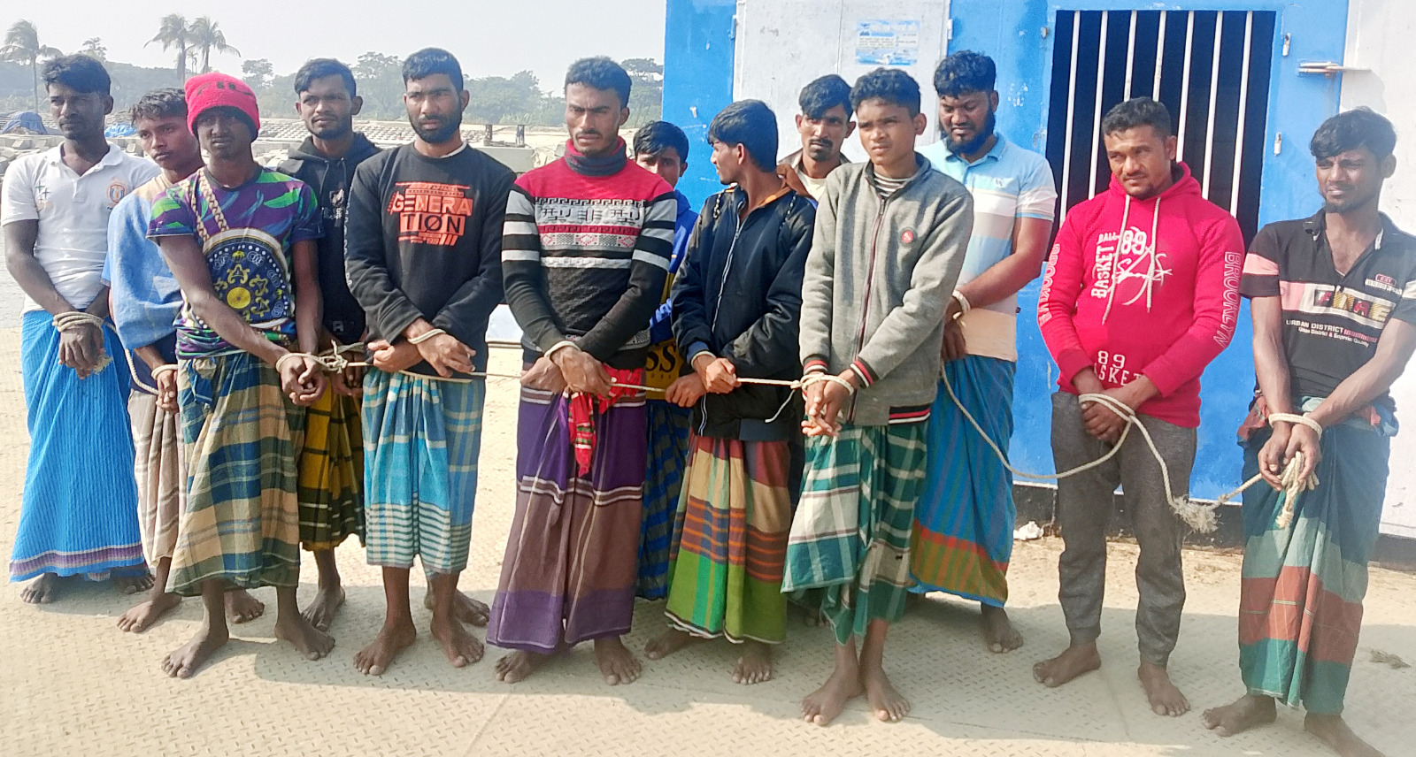 তজুমদ্দিনে অবৈধ চাইসহ ১৩ জেলে আটক