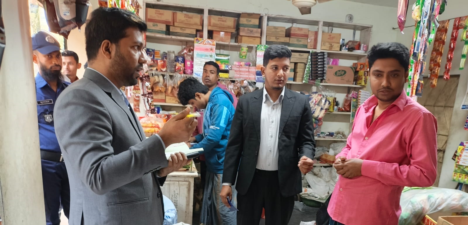 সাতক্ষীরায় বাজার তদারকি অভিযানে দুই প্রতিষ্ঠানকে জরিমানা