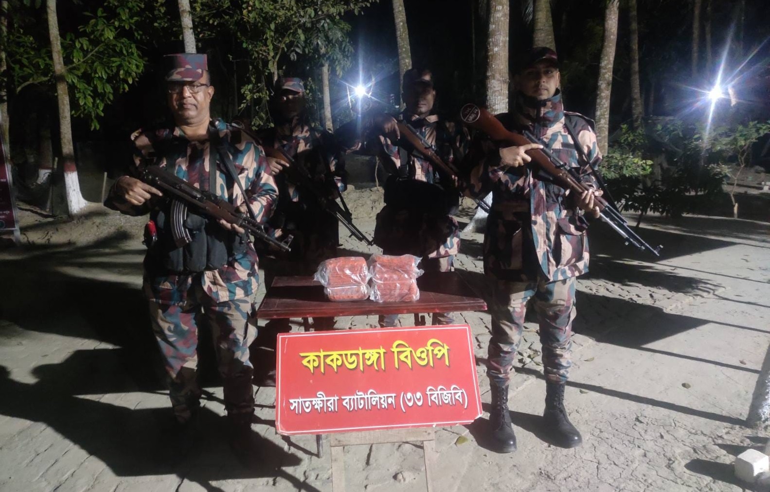 সাতক্ষীরা ও কলারোয়া সীমান্তে চোরাচালান বিরোধী বিশেষ অভিযানে চোরাচালানী মালামাল জব্দ