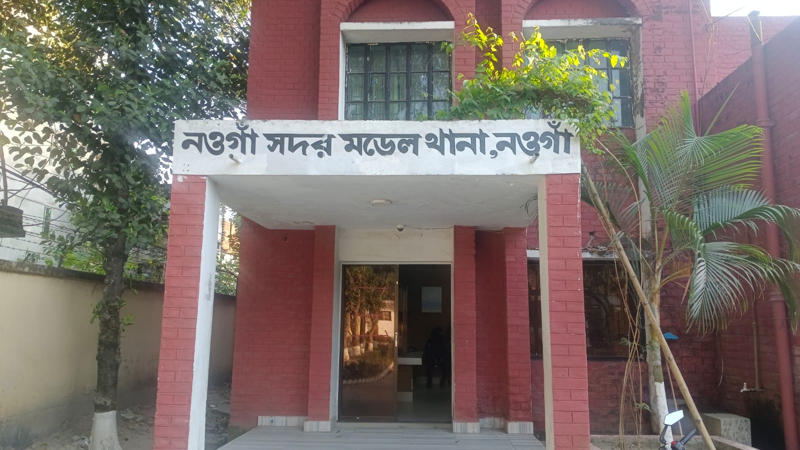 নওগাঁয় চাঁদাবাজি মামলায় তদন্ত নিয়ে পুলিশের নীরবতা, গ্রেপ্তার করেই কি দায় সারা?