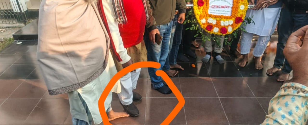 দুমকিতে জুতা পরে শ্রদ্ধা নিবেদন, ক্ষুব্ধ সাংবাদিকদের অনুষ্ঠান বর্জন