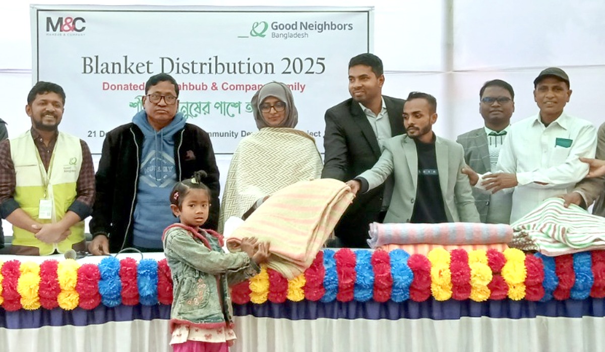 বীরগ‌ঞ্জে অসহায়দের মাঝে শীতবস্ত্র বিতরণ
