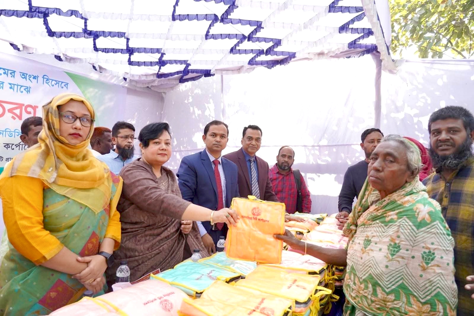 ডেঙ্গু প্রতিরোধে মশারি বিতরণ কার্যক্রম কৃষ্টপুর সিটি প্রাথমিক বিদ্যালয়ে নিম্ন আয়ের পরিবারের মাঝে মশারি বিতরণ