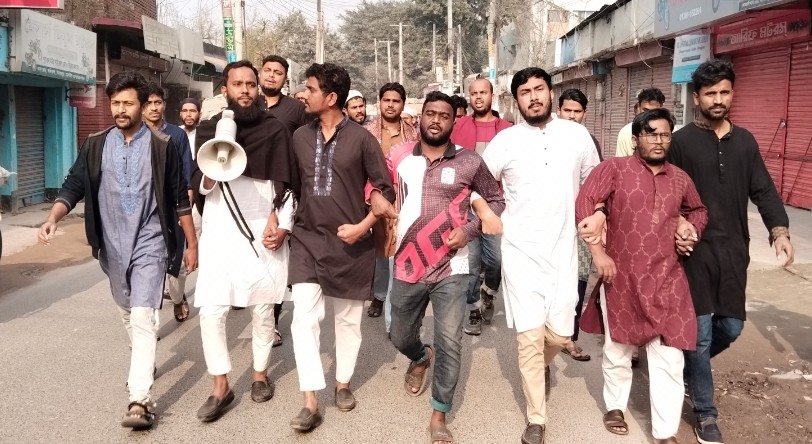 শহীদ ওসমান হাদি হত্যার বিচারের দাবিতে দিনাজপুরে বিক্ষোভ ও রুহের মাগফেরাত কামনায় দোয়া