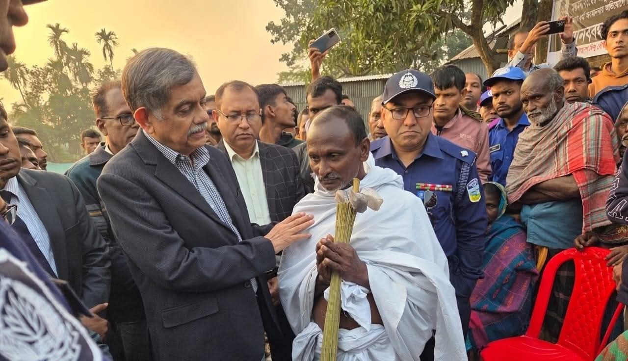 দীপু চন্দ্র দাসের পরিবারের সাথে দেখা করলেন শিক্ষা উপদেষ্টা