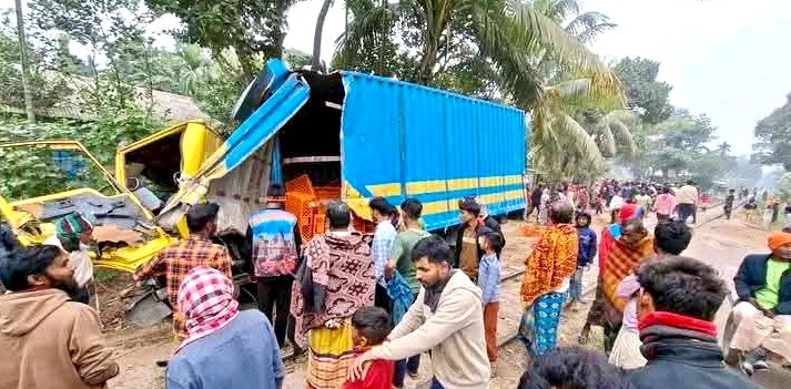 ময়মনসিংহের বিদ্যাগঞ্জে ট্রাকের সঙ্গে তিস্তা এক্সপ্রেসের ভয়াবহ সংঘর্ষ, দুইজন গুরুতর আহত