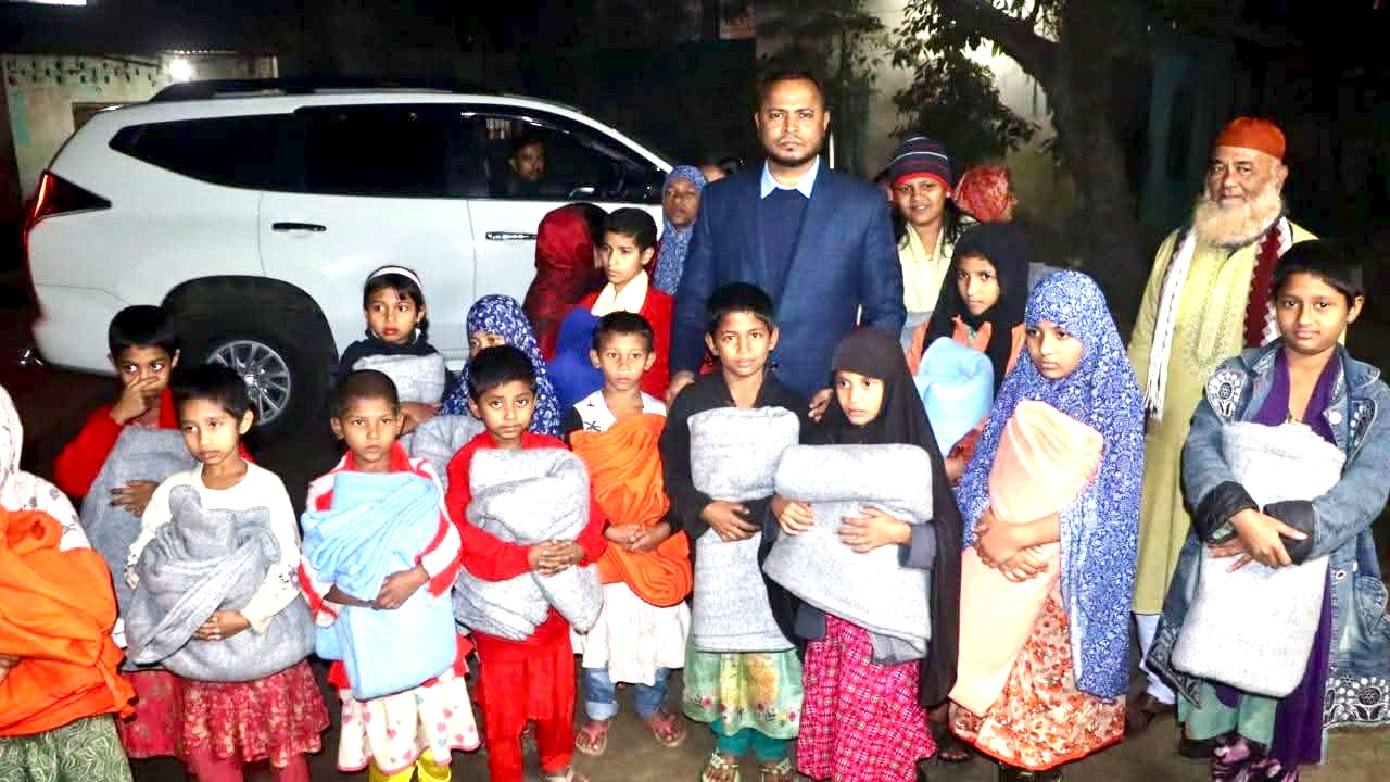 মানবিক উদ্যোগে জেলা প্রশাসন ময়মনসিংহের চার এতিমখানায় শীতার্ত শিশুদের মাঝে শীতবস্ত্র বিতরণ