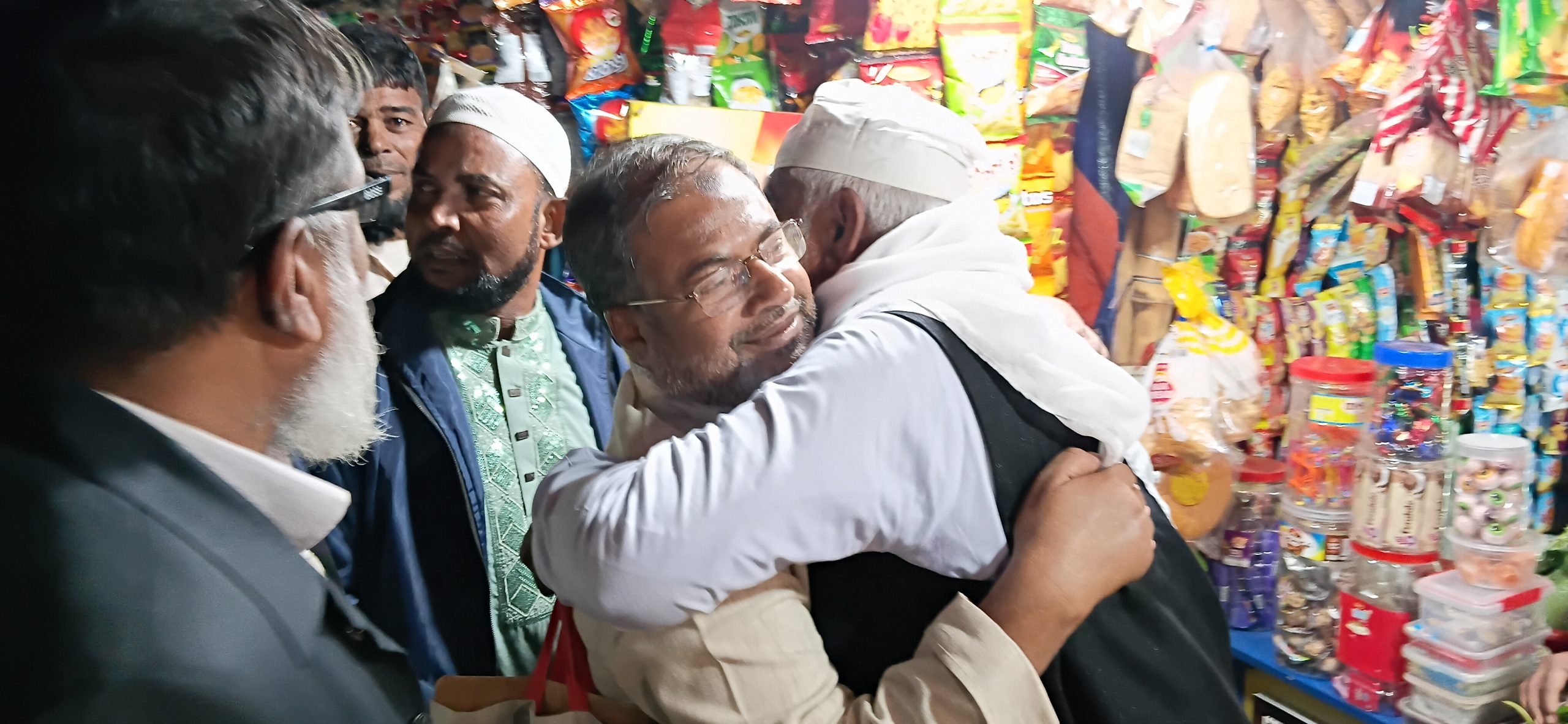 সিংড়ায় তফসির ঘোষণার পর বিএনপির এমপি প্রার্থী অধ্যক্ষ আনুর গণসংযোগ