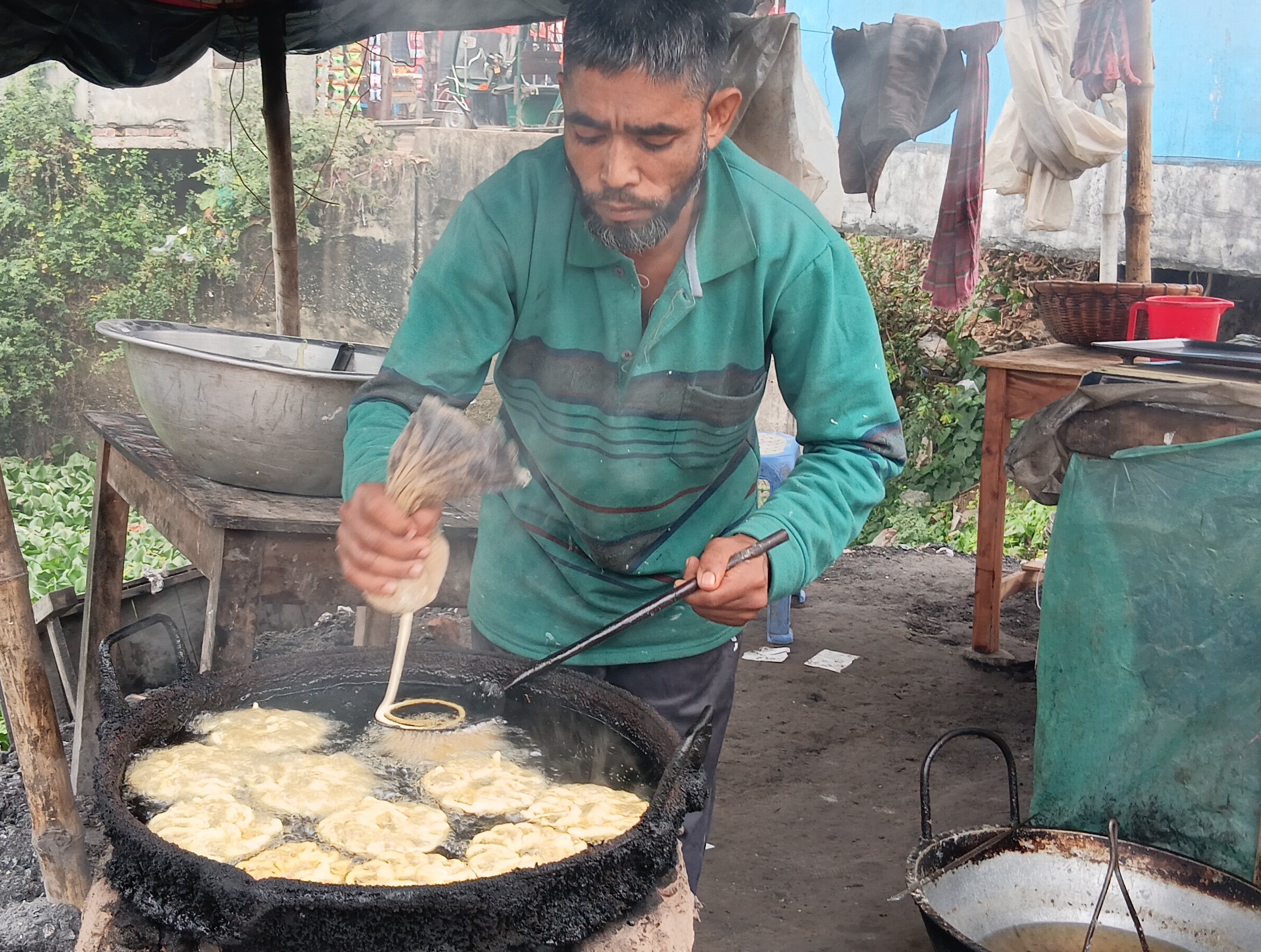 জিলাপি বিক্রি করে মাসে ৪০ হাজার টাকা আয় করেন সিংড়ার আসাদ