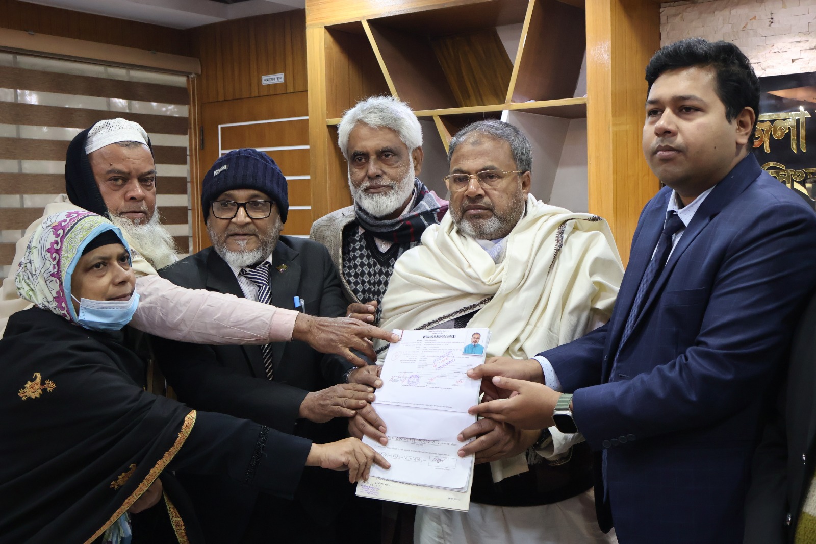 সিংড়ায় বিএনপির মনোনীত এমপি প্রার্থী অধ্যক্ষ আনুর মনোনয়ন পত্র জমা