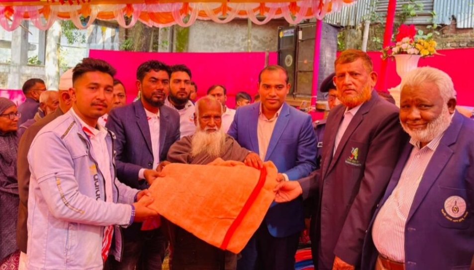 নওগাঁর রাণীনগর উপজেলার নগরব্রিজে অসহায় দরিদ্র ৬০০ মানুষের মাঝে শীতবস্ত্র বিতরণ