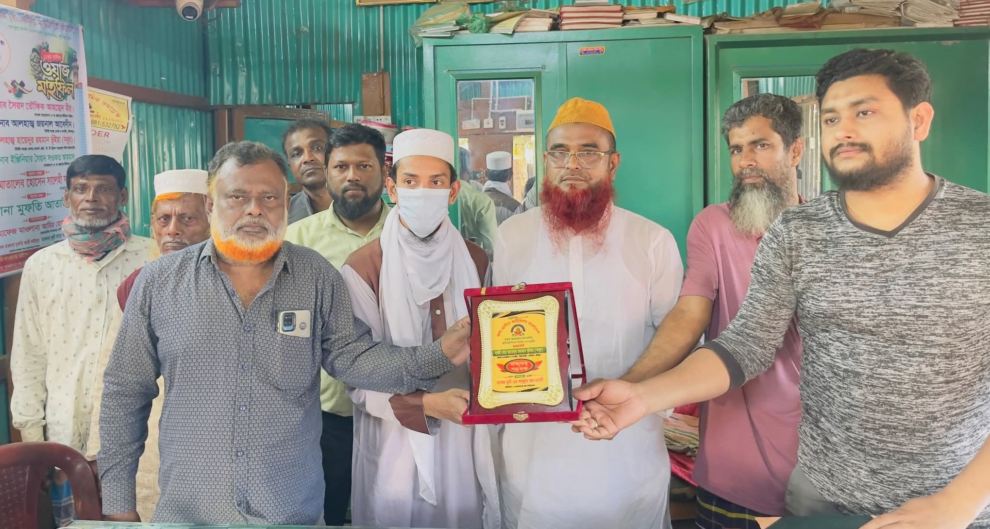 আল-মাদীনাহ ফাউন্ডেশনের পক্ষ থেকে ছায়েদুর রহমান ভুইয়া সবুরকে বিশেষ “সম্মাননা স্মারক” প্রদান