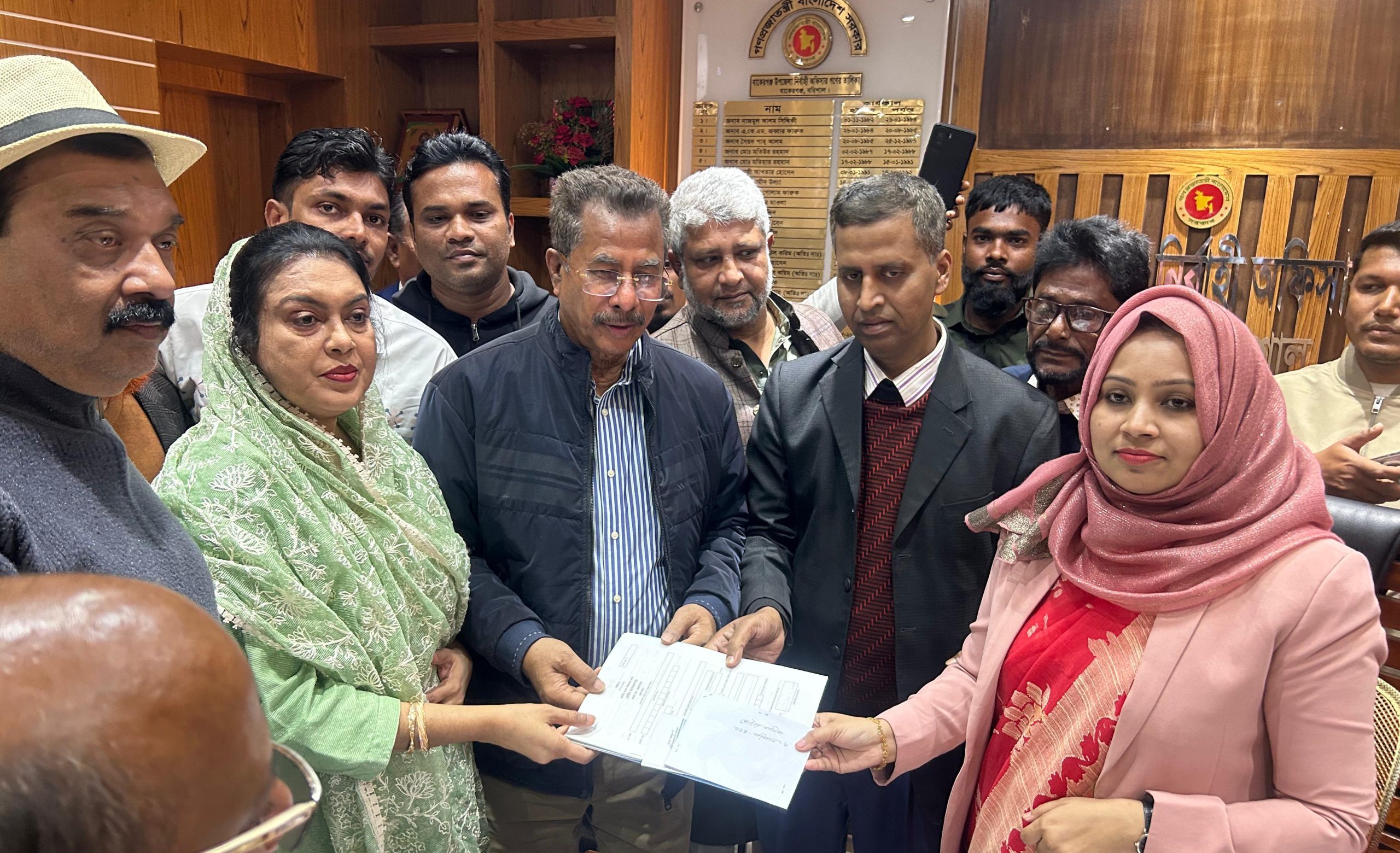 বাকেরগঞ্জে বিএনপির মনোনীত প্রার্থী আবুল হোসেন খানের মনোনয়নপত্র সংগ্রহ