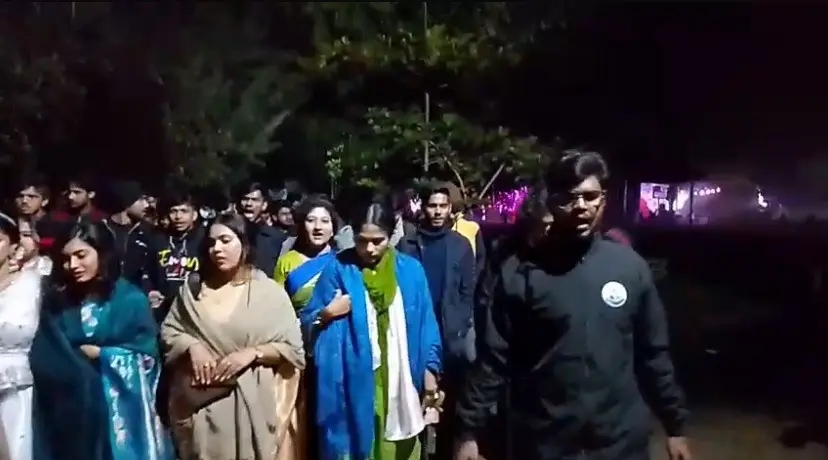 ববিতে গভীররাতে কনসার্টের প্রতিবাদ করায় শিক্ষার্থীদের দুষ্কৃতিকারী বলে ছাত্রদলের নেতৃত্বে মিছিল
