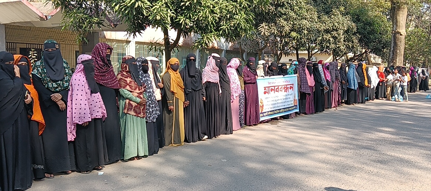 বেগমগঞ্জে একাধিক মামলার আসামি গণপিটুনিতে হত্যা ; মামলা প্রত্যাহারের দাবিতে গ্রামবাসীর মানববন্ধন