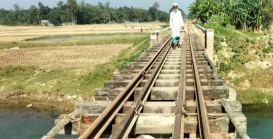 উলিপুরে ঝুঁকিপূর্ণ ব্রিজ দিয়ে ট্রেন চলাচল, দুর্ঘটনায় প্রাণহানির আশঙ্কা
