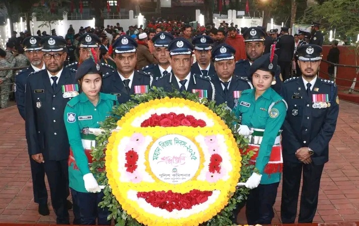 বরিশাল মেট্রোপলিটন পুলিশের বিজয় দিবসে শ্রদ্ধা নিবেদন