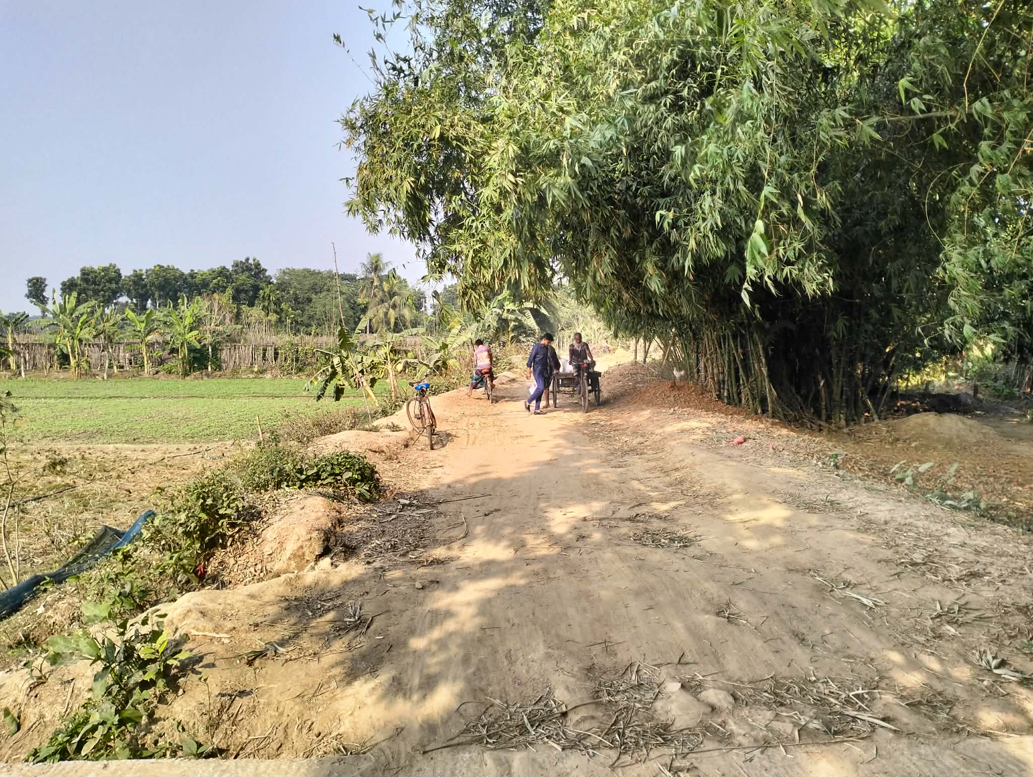 কালীগঞ্জে রাস্তা খুঁড়ে উধাও ঠিকাদার, ৭ গ্রামের মানুষ চরম বিপাকে
