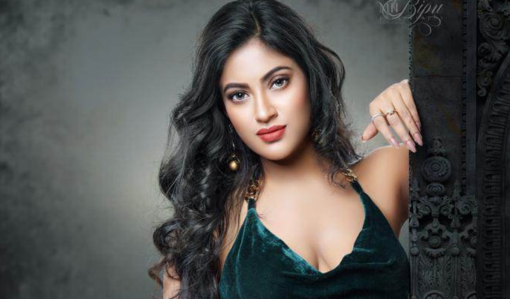 অভিনয় জীবন থেকে গুটিয়ে নেওয়ার সিদ্ধান্ত : মৌ খান