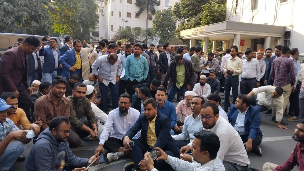 বরখাস্ত হলেন সচিবালয়ে আন্দোলন করা ১৪ কর্মচারী