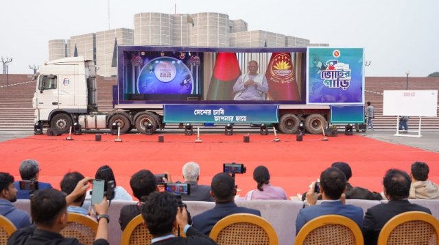 যাত্রা শুরু করল ভোটের গাড়ি ‘সুপার ক্যারাভান’