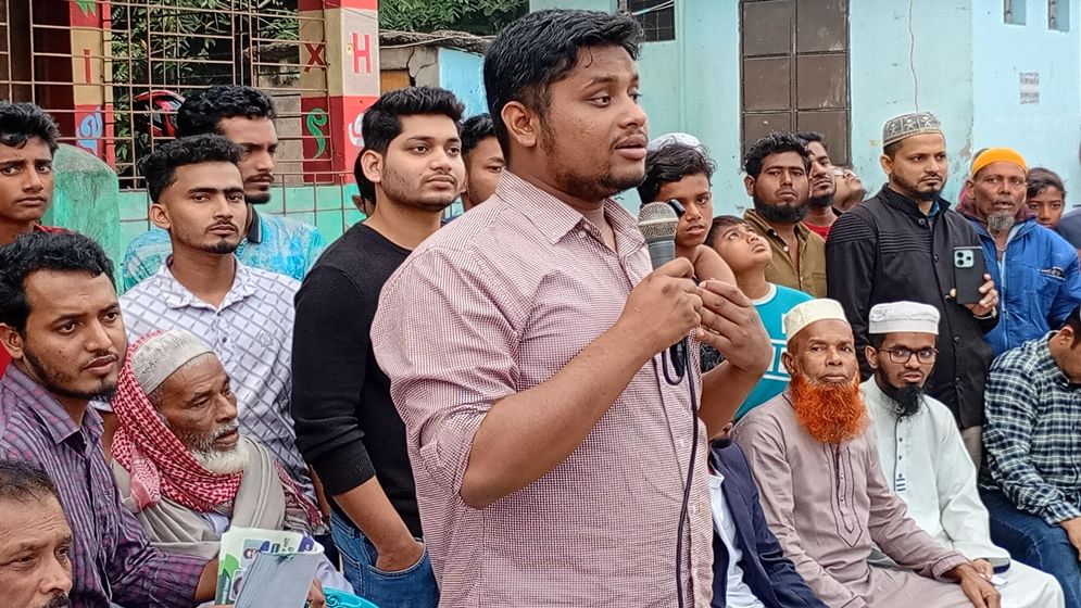 কেউ পাথর মারলে তাকে আমরা ফুল দিয়ে বরণ করব : হাসনাত