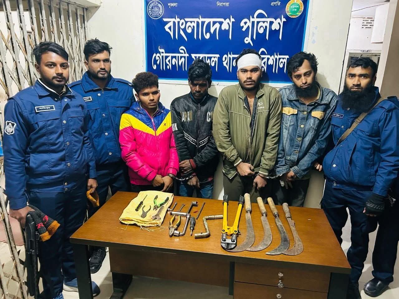 গৌরনদীতে আটককৃত ৪ ডাকাত কে জেল হাজতে প্রেরণ