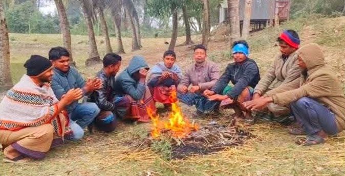 পটুয়াখালীতে গণ কুয়াশার সঙ্গে জেঁকে বসেছে শীত, জনজীবন বিপর্যস্ত