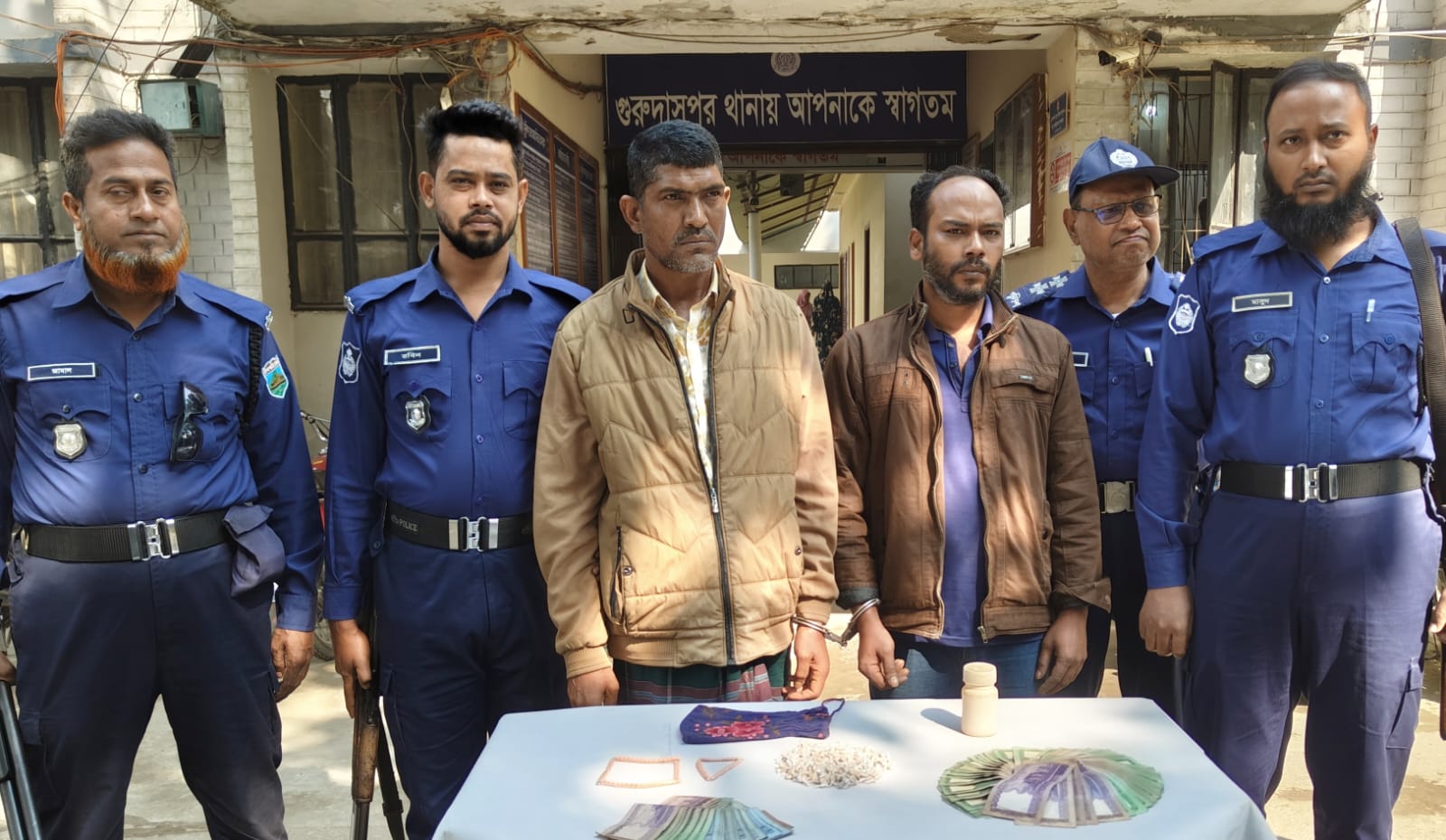 গুরুদাসপুরে ইয়াবা,হিরোইন,নগদ টাকাসহ তিন মাদক ব্যবসায়ী গ্রেফতার