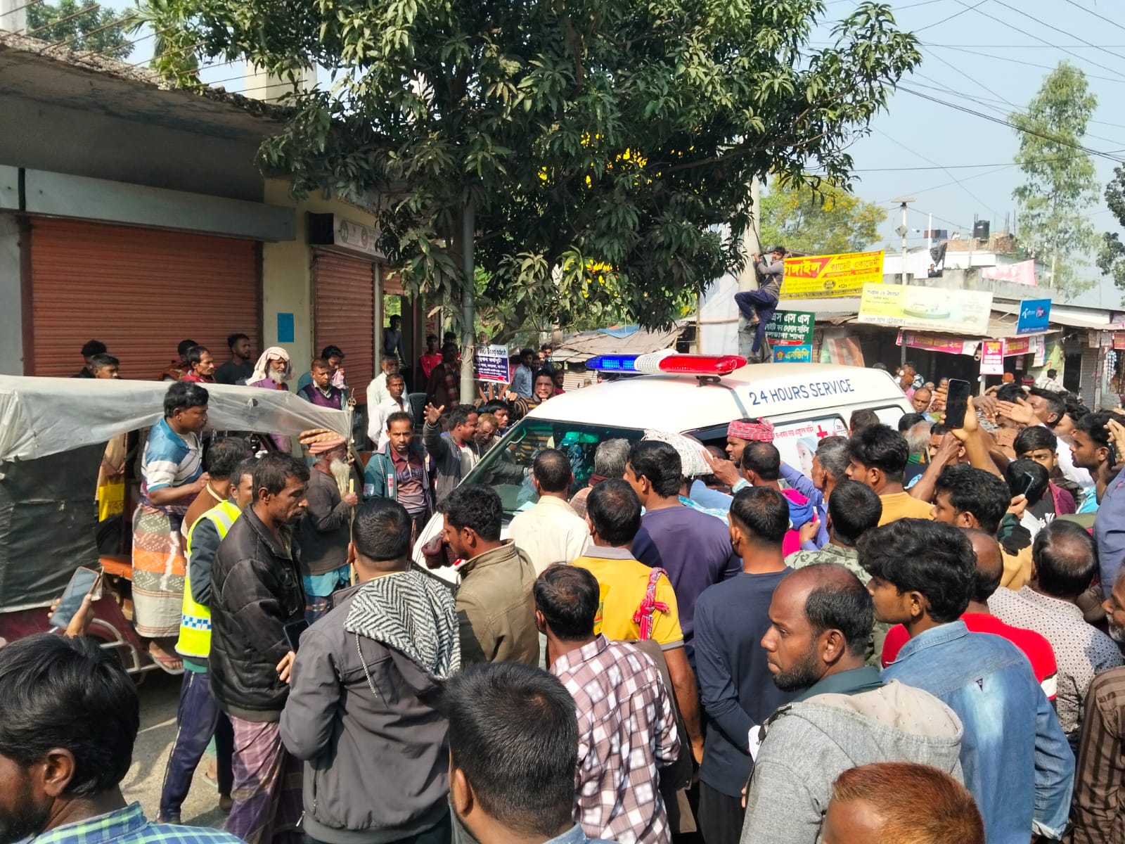 নাটোরের নলডাঙ্গায় স্যারের দাবিতে সড়ক অবরোধ