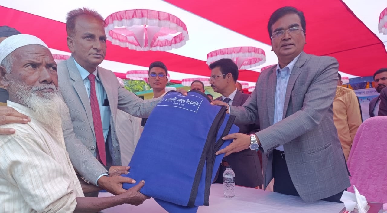 টাঙ্গাইলের সখিপুরে শীতার্তদের মধ্যে সোনালী ব্যাংকের কম্বল বিতরণ