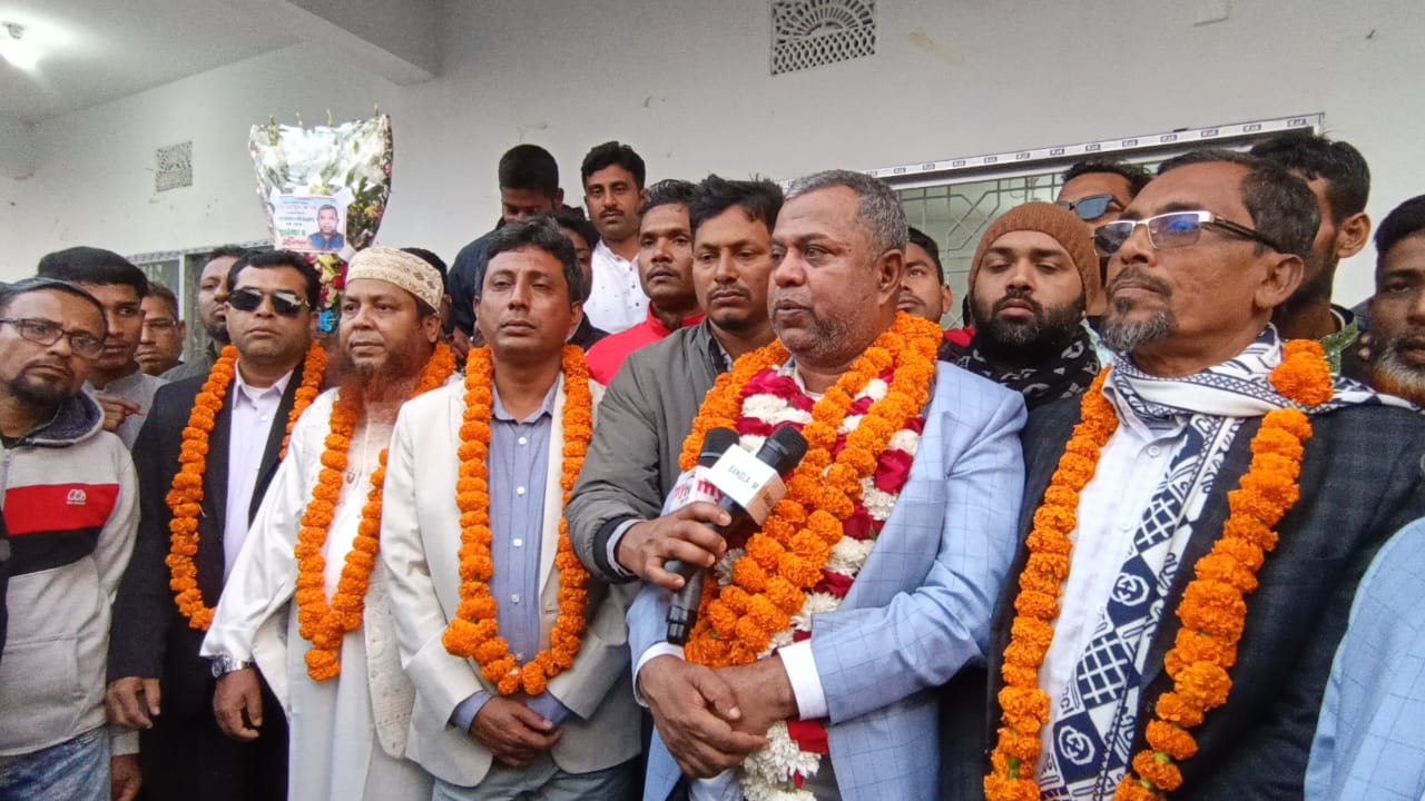 বাউফলে বিএনপি নেতা হুমায়ুন কবিরকে ফুলেল সংবর্ধনা গ্রুপিং নয় ধানের শীষই আমাদের একমাত্র লক্ষ্য