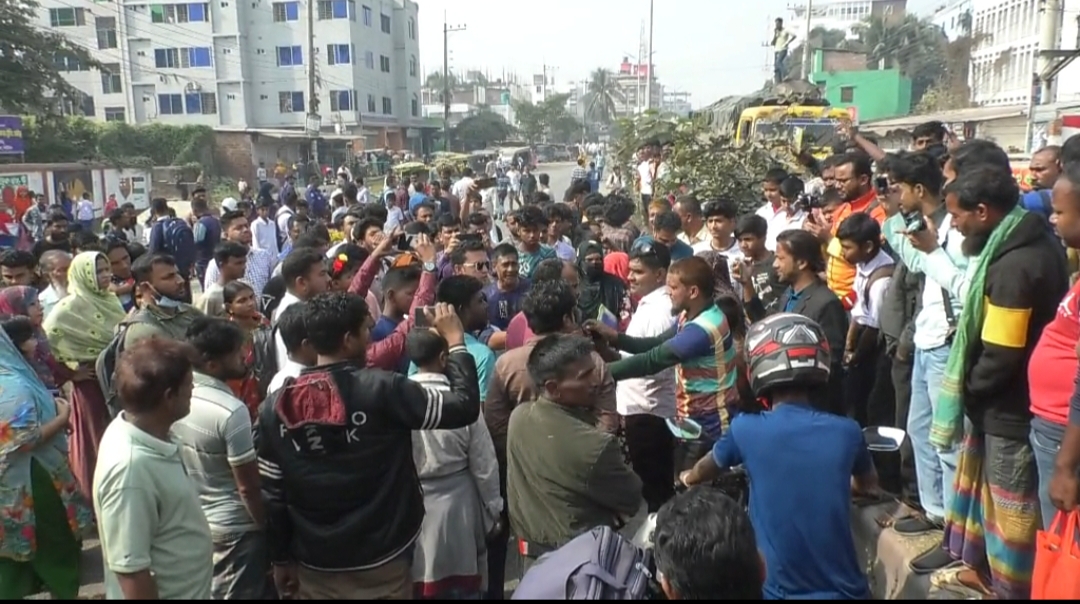 নাটোরে সড়ক অবরোধ শিক্ষার্থী ও অভিভাবকদের