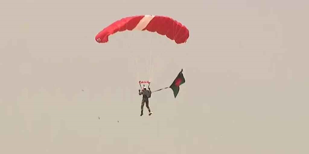 বিজয় দিবসে পতাকা হাতে প্যারাস্যুটিংয়ে বিশ্বরেকর্ড বাংলাদেশের