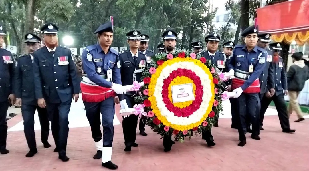 মহান বিজয় দিবস উপলক্ষে নেত্রকোনায় জেলা প্রশাসকের উদ্যোগে পুষ্প অর্পণ