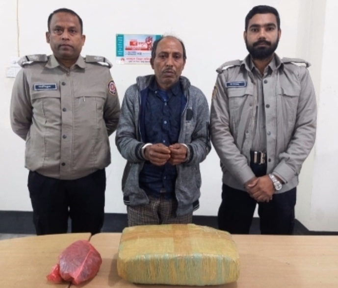 কেন্দুয়ায় চার কেজির বেশি গাঁজা সহ এক মাদক কারবারি আটক