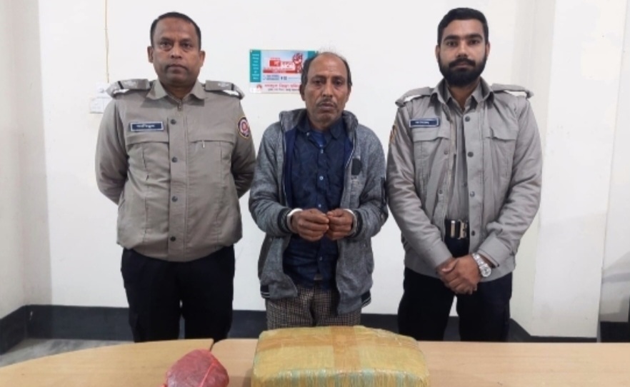 কেন্দুয়ায় চার কেজির বেশি গাঁজা সহ এক মাদক কারবারি আটক