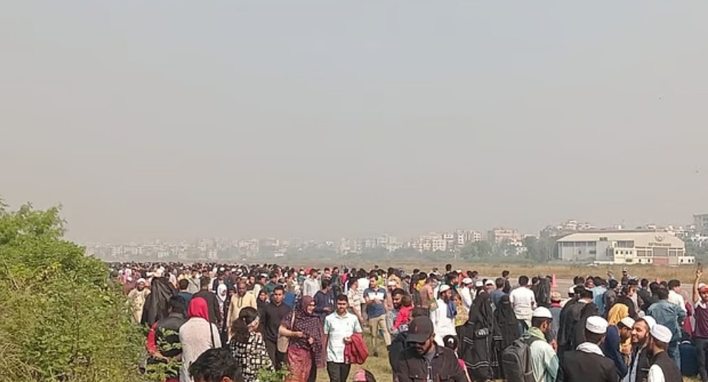 ‘এয়ার শো’ দেখতে মানুষের ঢল
