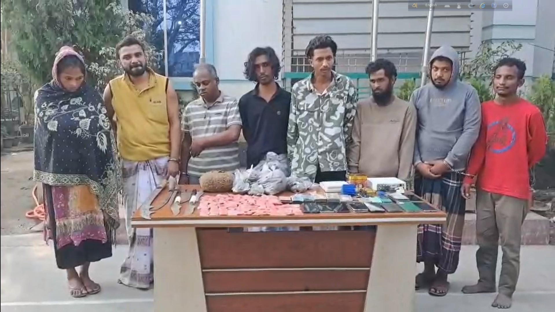 কাশিমপুরে যৌথ বাহিনীর অভিযানে দেশীয় অস্ত্র, ইয়াবা–গাঁজা ও আট মাদক ব্যবসায়ী আটক