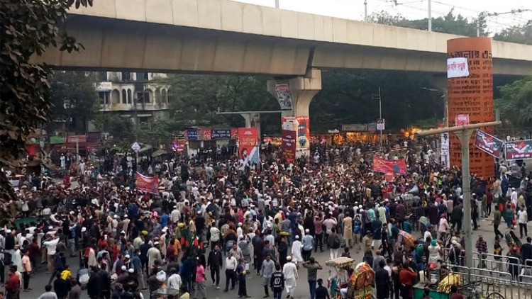 ‘হাদি হাদি’ স্লোগানে উত্তাল শাহবাগ