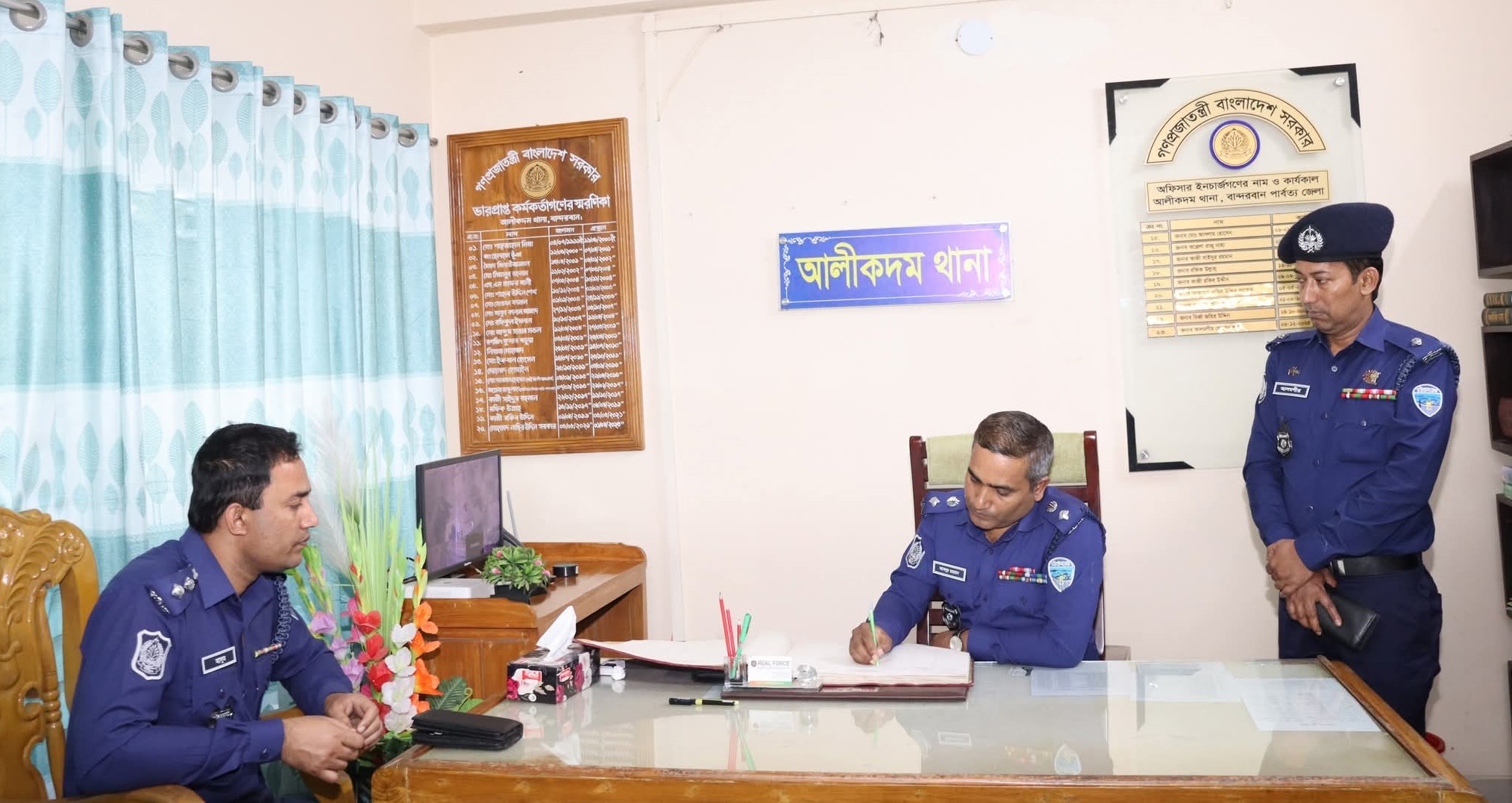 জাতীয় নির্বাচন-গণভোট সামনে রেখে আইনশৃঙ্খলা রক্ষায় আলীকদম থানা পরিদর্শন করেন পুলিশ সুপার