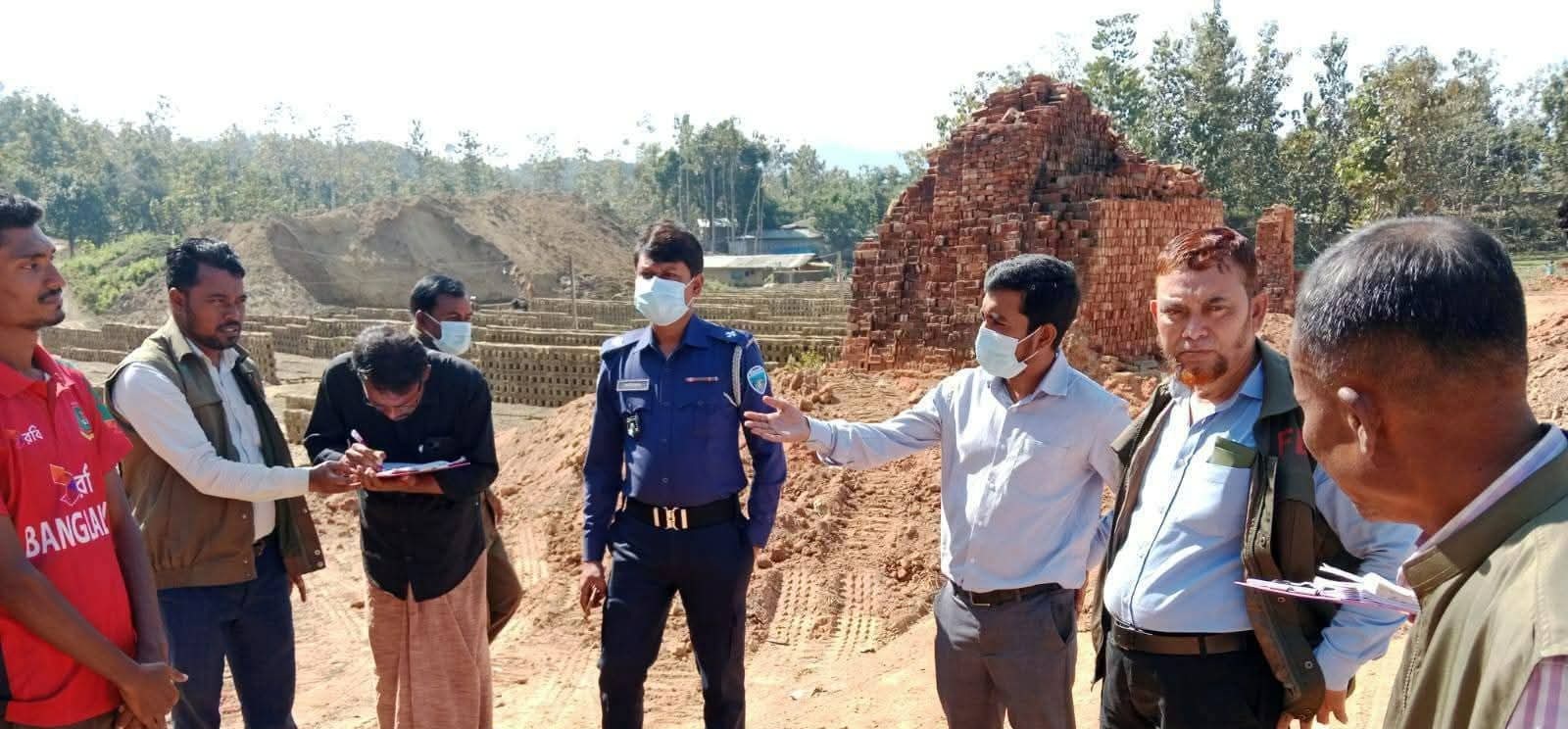 আলীকদমে তিন ইটভাটায় প্রশাসনের অভিযান ৯ লক্ষ টাকা জরিমানা ও জ্বালানী কাঠ জব্দ