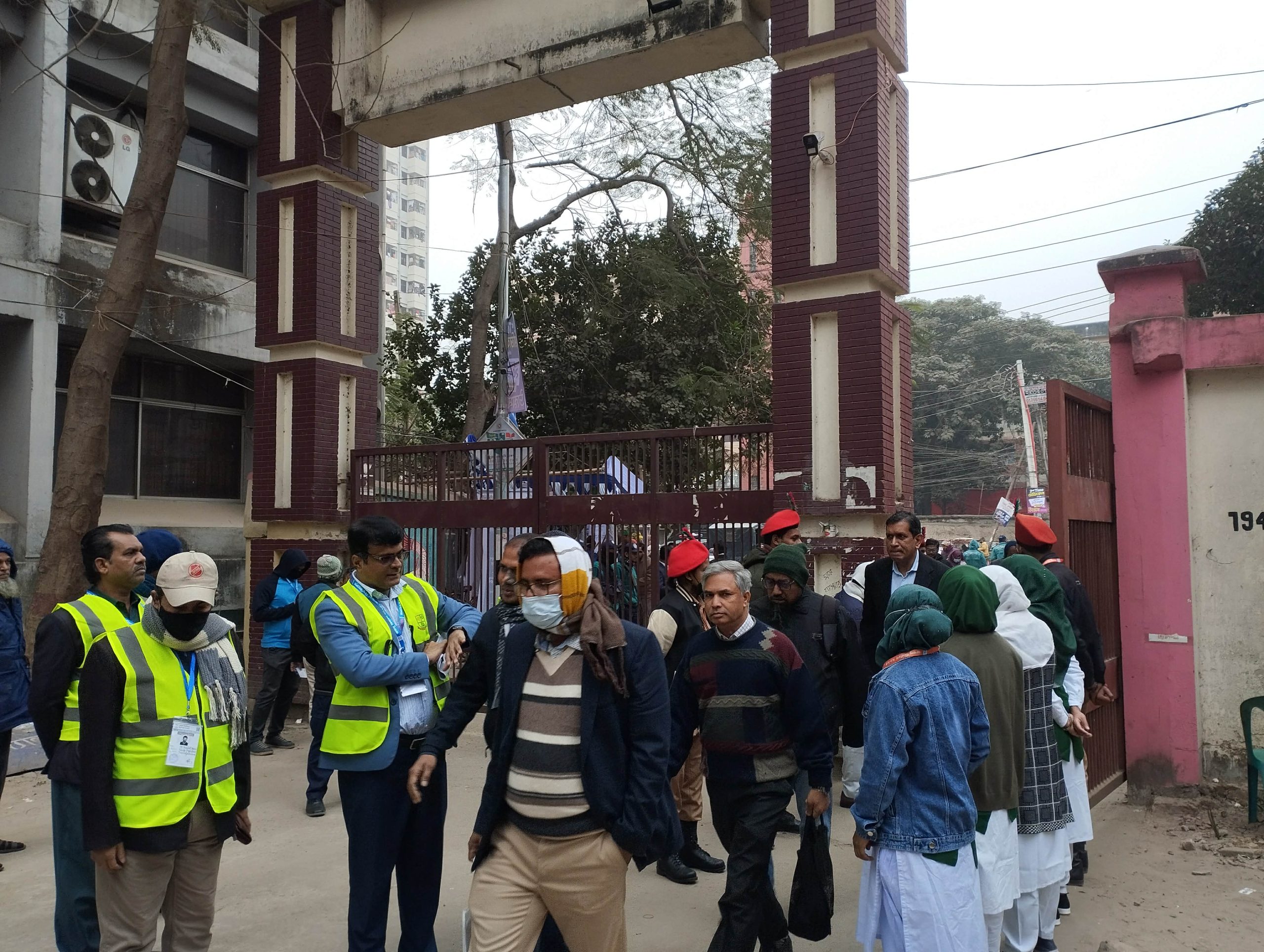 জকসু নির্বাচন: কড়া নজরদারিতে ক্যাম্পাসে শিক্ষক কর্মকর্তাদের প্রবেশ
