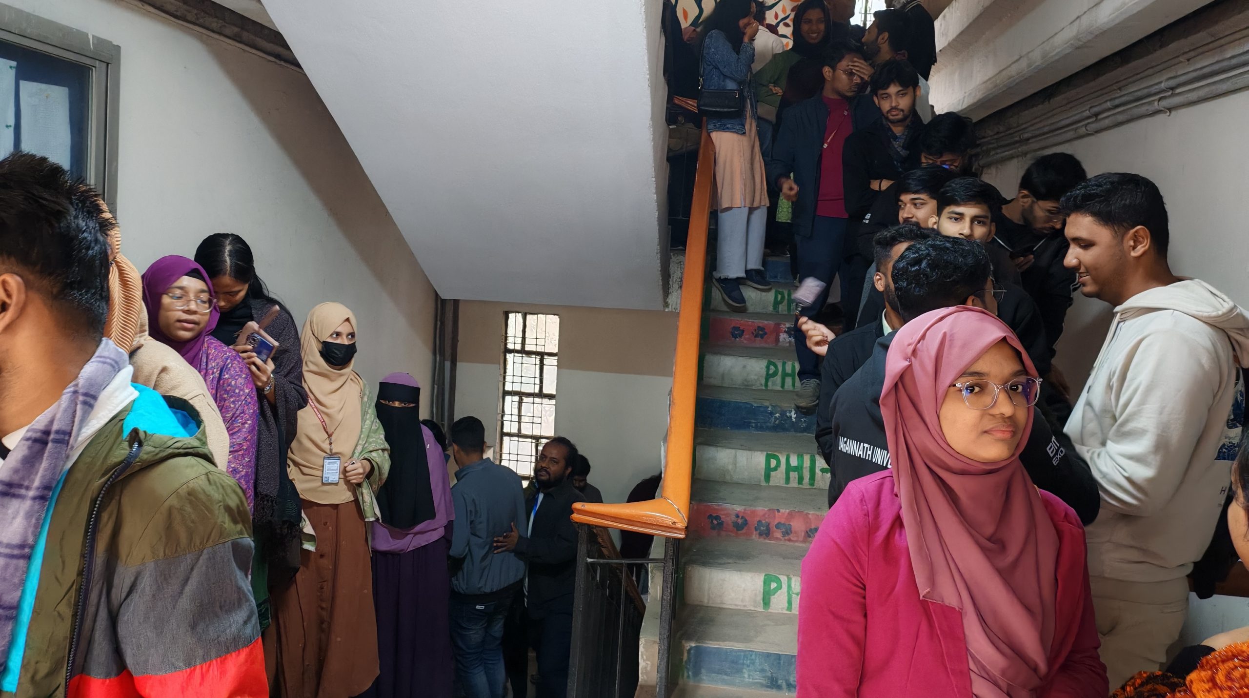 জকসু নির্বাচন: শেষ মুহূর্তে বাড়ছে ভোটার উপস্থিতি উৎসবমুখর ক্যাম্পাস