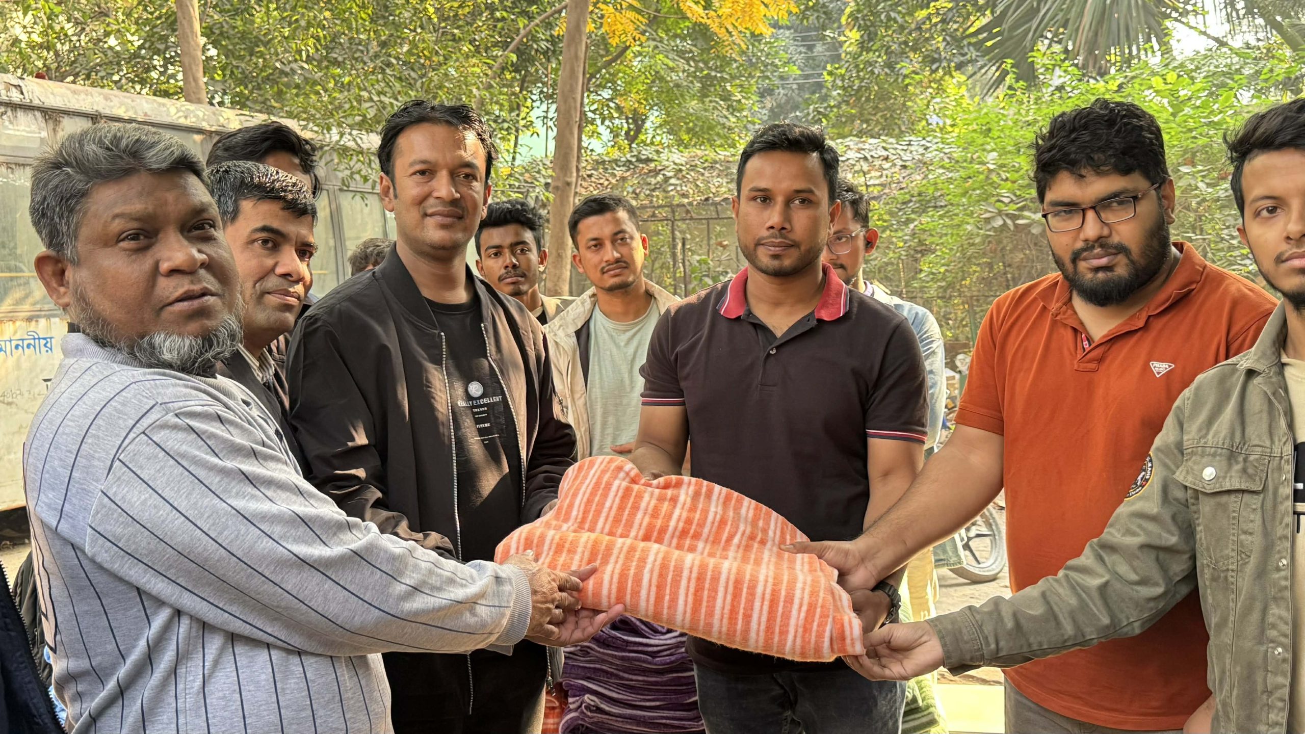 জন্মদিনে মানবিক উদ্যোগ: স্টাফদের মাঝে কম্বল বিতরণ করলেন ছাত্রদল নেতা শাহরিয়ার