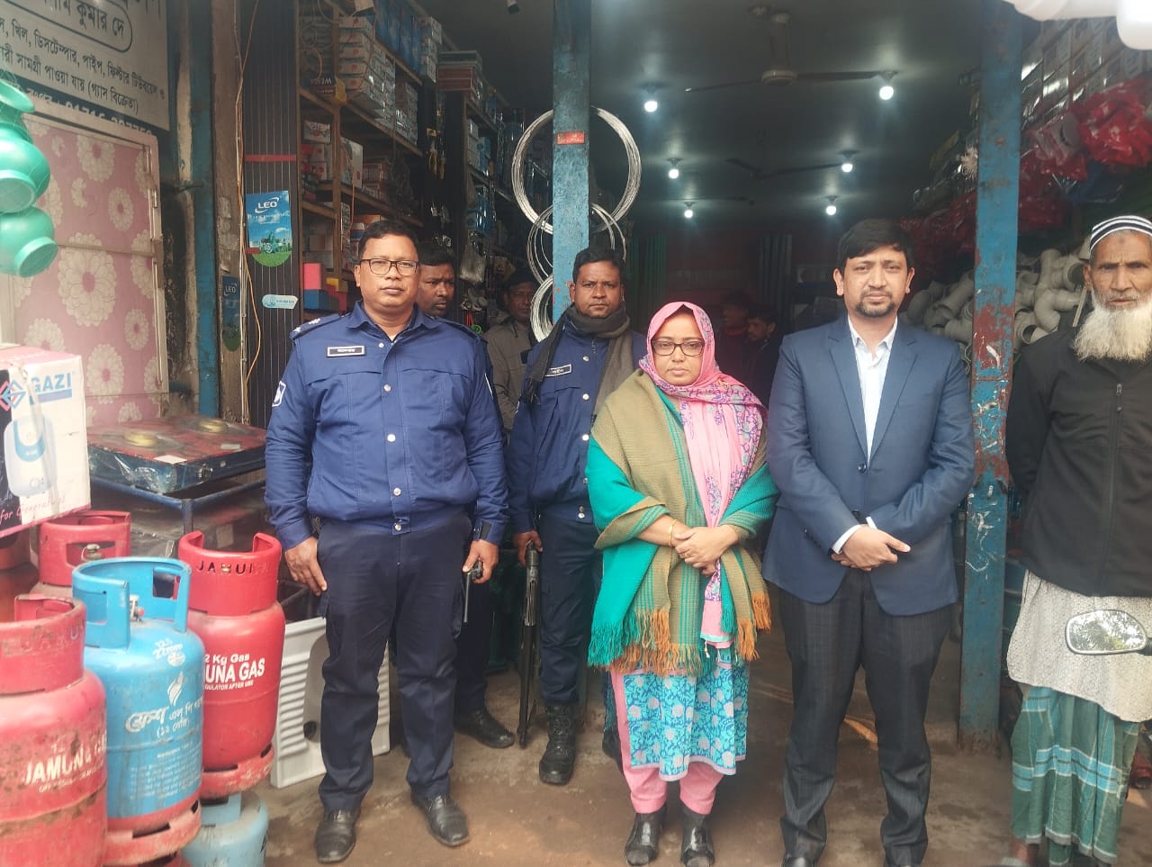 অতিরিক্ত দামে এলপিজি গ্যাস সিলিন্ডার বিক্রি, দুই ব্যবসা প্রতিষ্ঠানকে ১১ হাজার টাকা জরিমানা