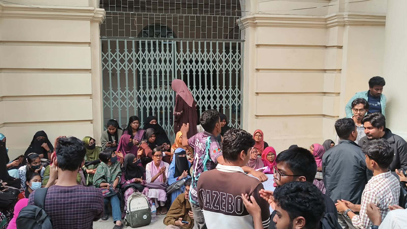 জবির বিশেষ বৃত্তিতে অন্তর্ভুক্তির দাবি: কোষাধ্যক্ষের আশ্বাসেও অটল শিক্ষার্থীরা, ছাত্রদলের একাত্মতা প্রকাশ