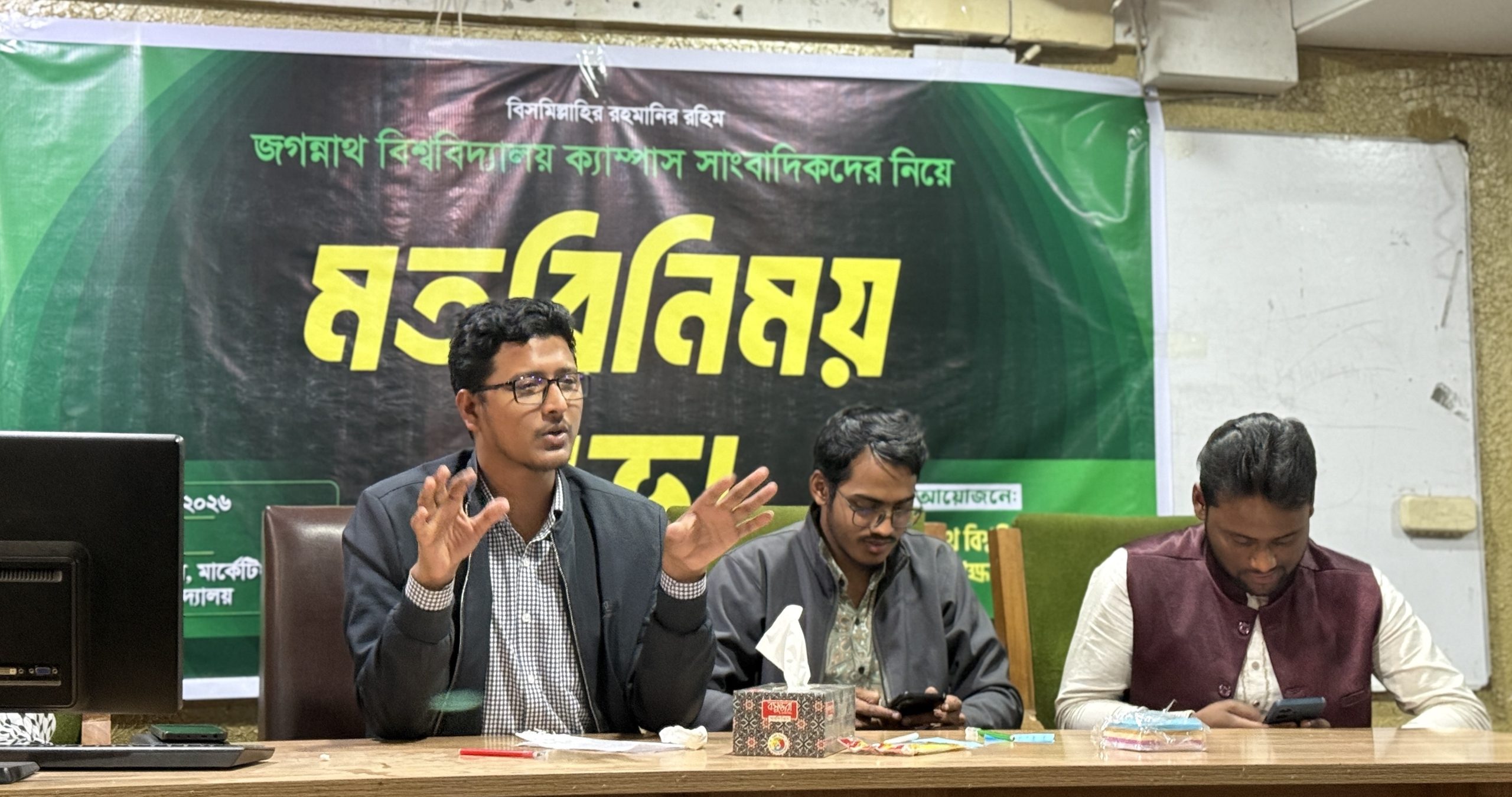 বসার স্থান না পাওয়ায় অপরিকল্পিতভাবে চলছে জকসু-ভিপি রিয়াজুল