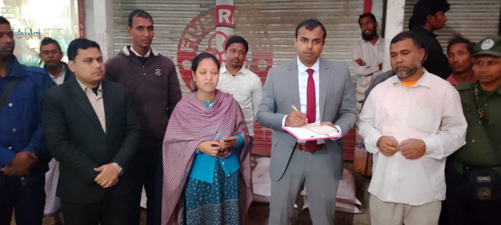 রংপুরের তারাগঞ্জে কৃত্রিমভাবে সার সংকট সৃষ্টির দায়ে ব্যবসায়ীকে জরিমানা